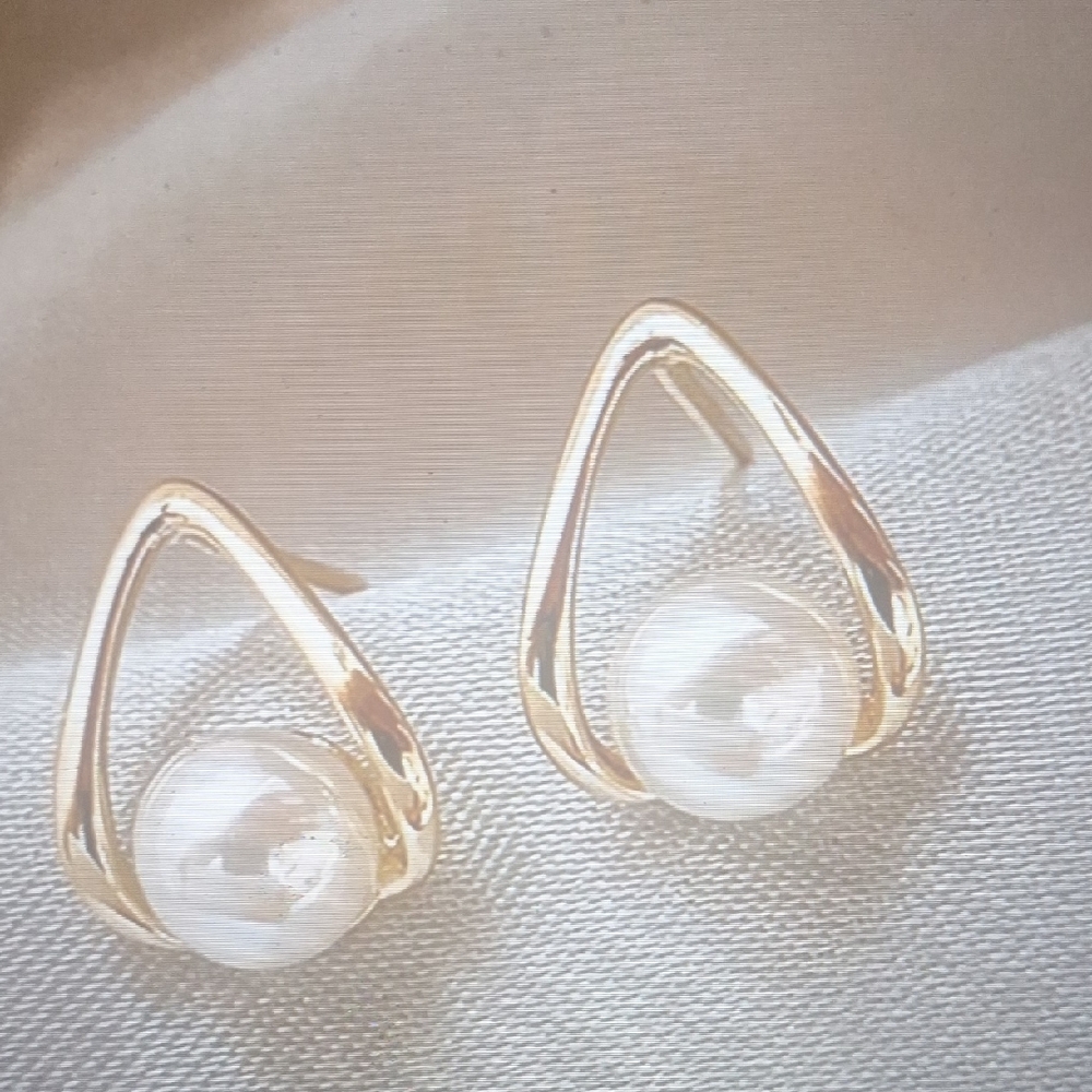 Elegant Gold Pearl Earrings